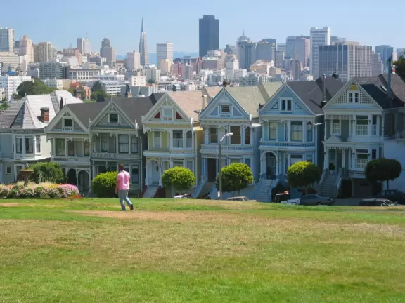 Pretty hilltop park with views of San Francisco's skyline, and the famous Painted Ladies.